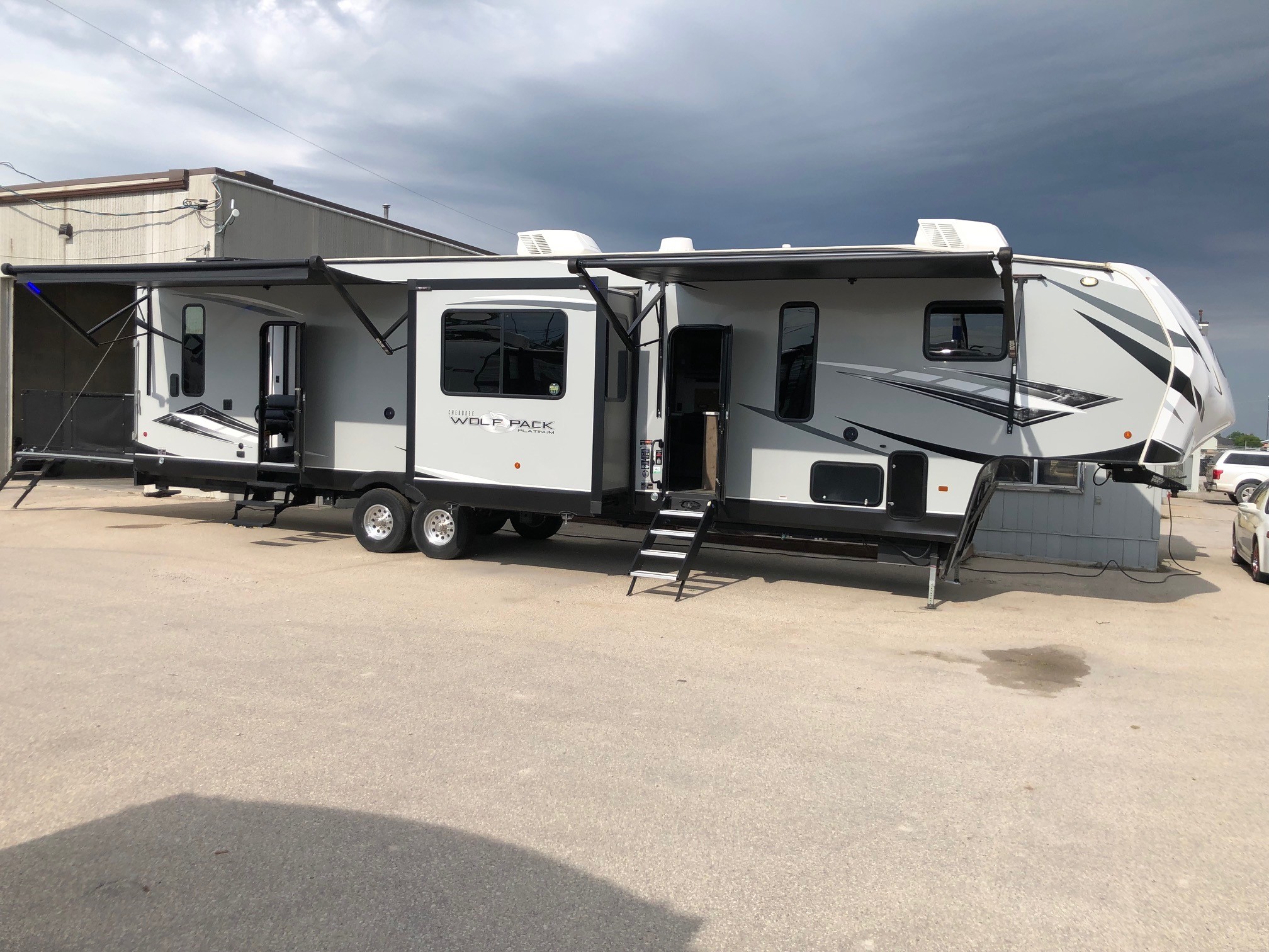 2022 Wolf Pack 355PACK14 Platinum 5th Wheel Toy Hauler Camper, 14′ Garage! Steinbach Trailers & RV