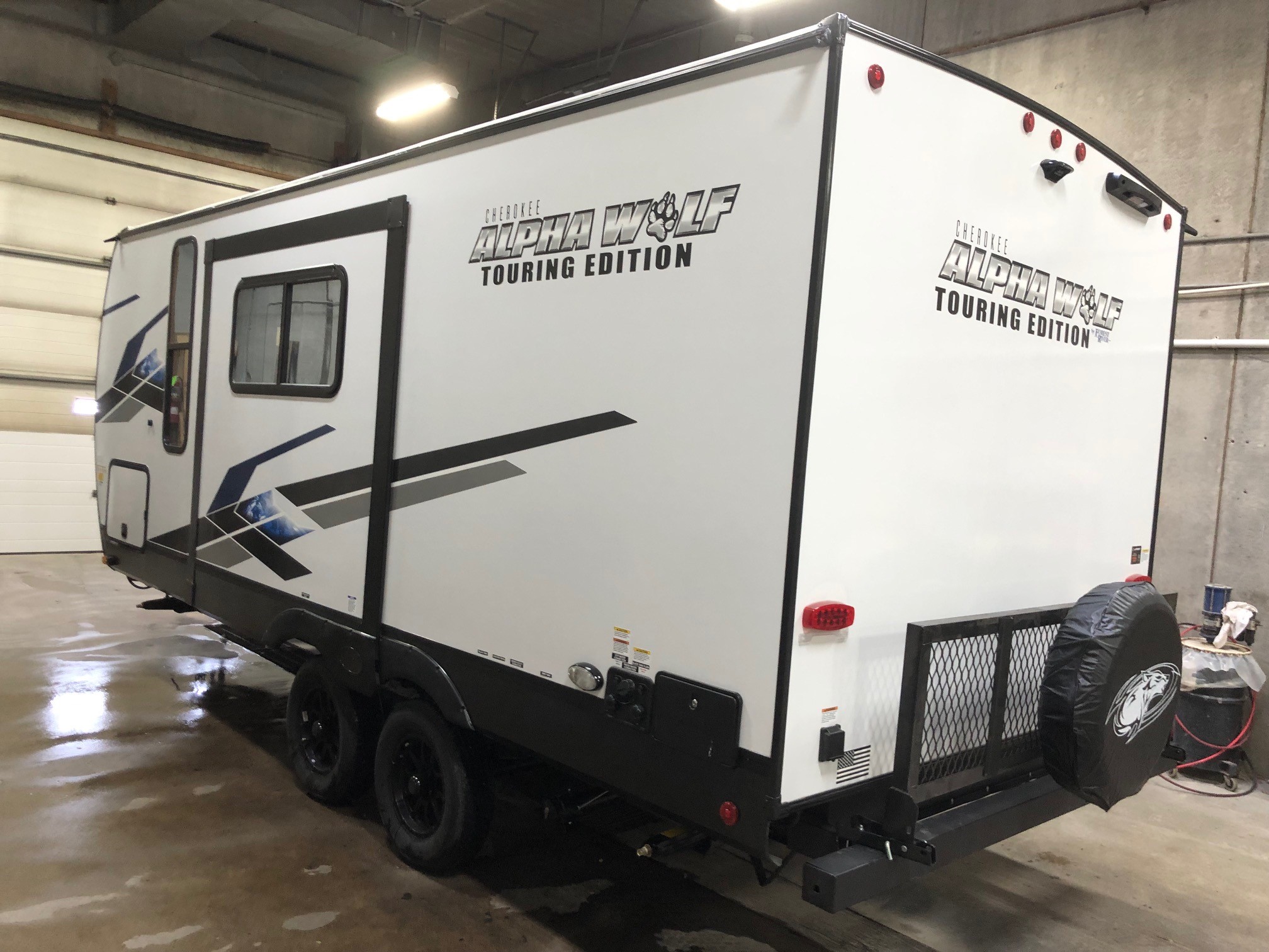 2024 Alpha Wolf Touring Edition 17MKEL Couples Travel Trailer Steinbach Trailers & RV