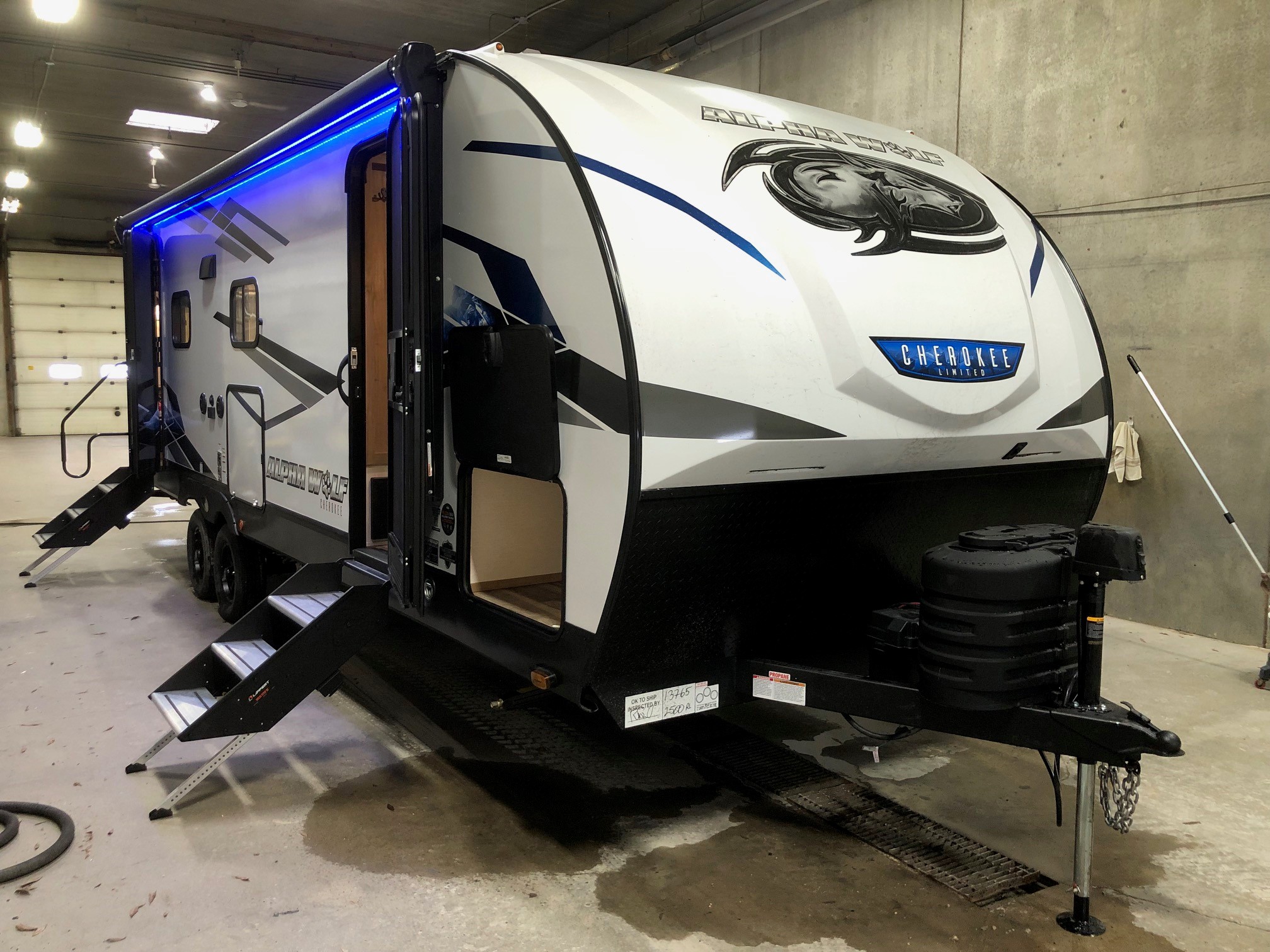 2024 Alpha Wolf Limited 2500RL COUPLES MODEL TRAILER RV Steinbach Trailers & RV