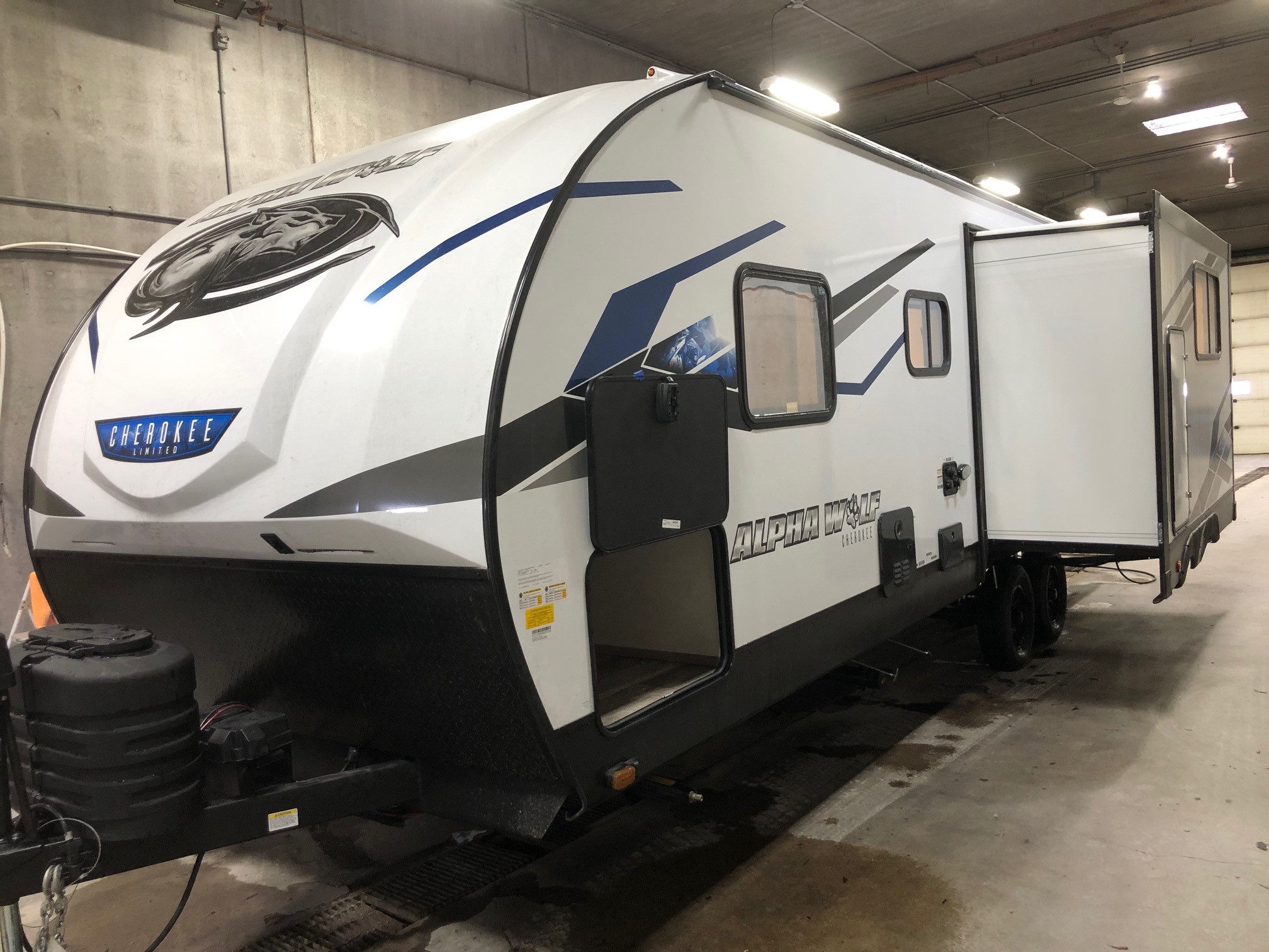 2024 Alpha Wolf Limited 2500RL COUPLES MODEL TRAILER RV Steinbach Trailers & RV