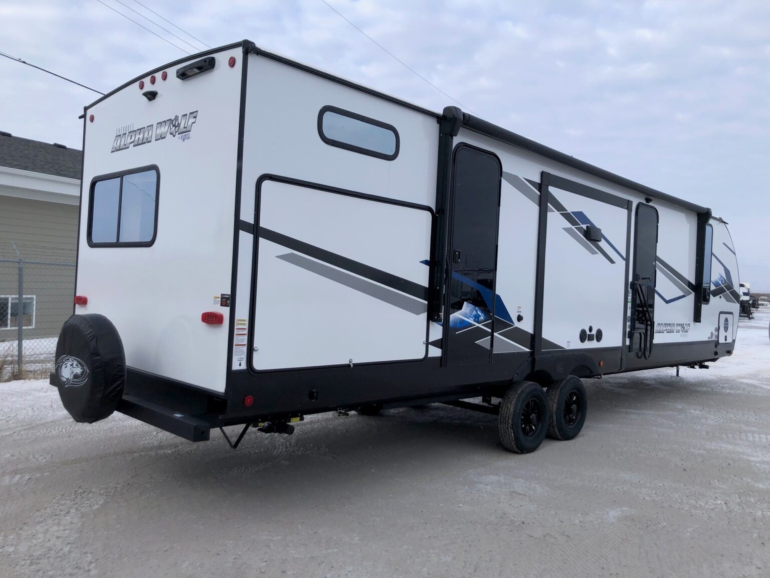 2024 Alpha Wolf Limited 33BHL Bunk Model Camper Trailer RV Steinbach