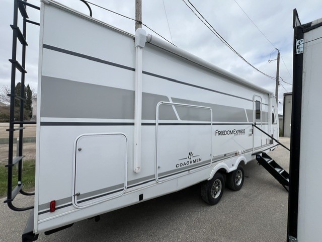 2025 Coachmen Freedom Express Ultra Lite 259FKDS Couples Camper