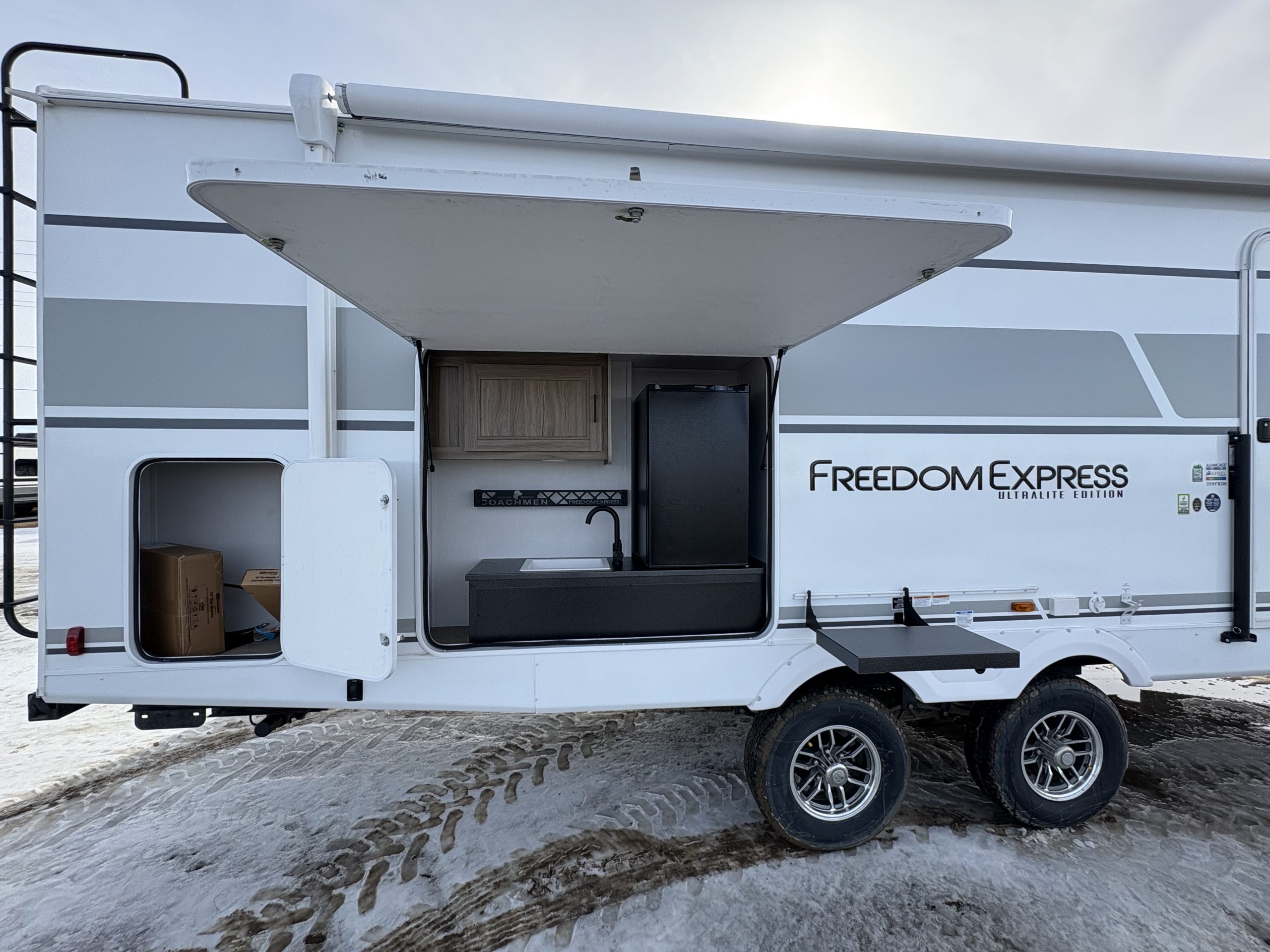 2025 Coachmen Freedom Express Ultra Lite 259FKDS Couples Camper