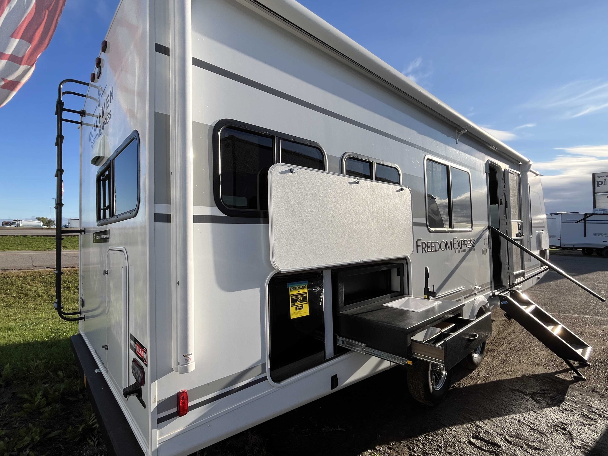 2025 Freedom Express Ultra Lite 274RKS Couples Camper Trailer