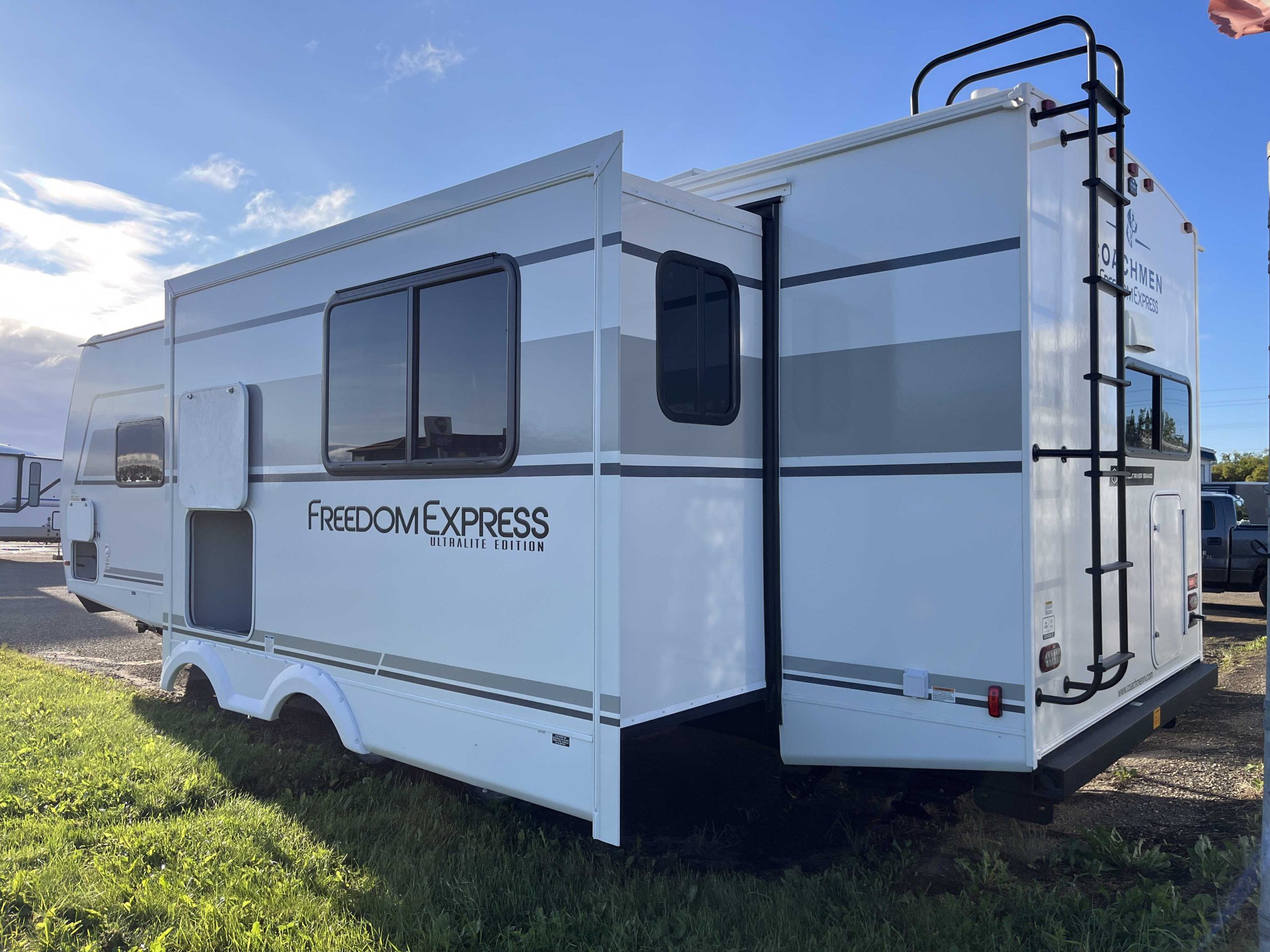 2025 Freedom Express Ultra Lite 274RKS Couples Camper Trailer